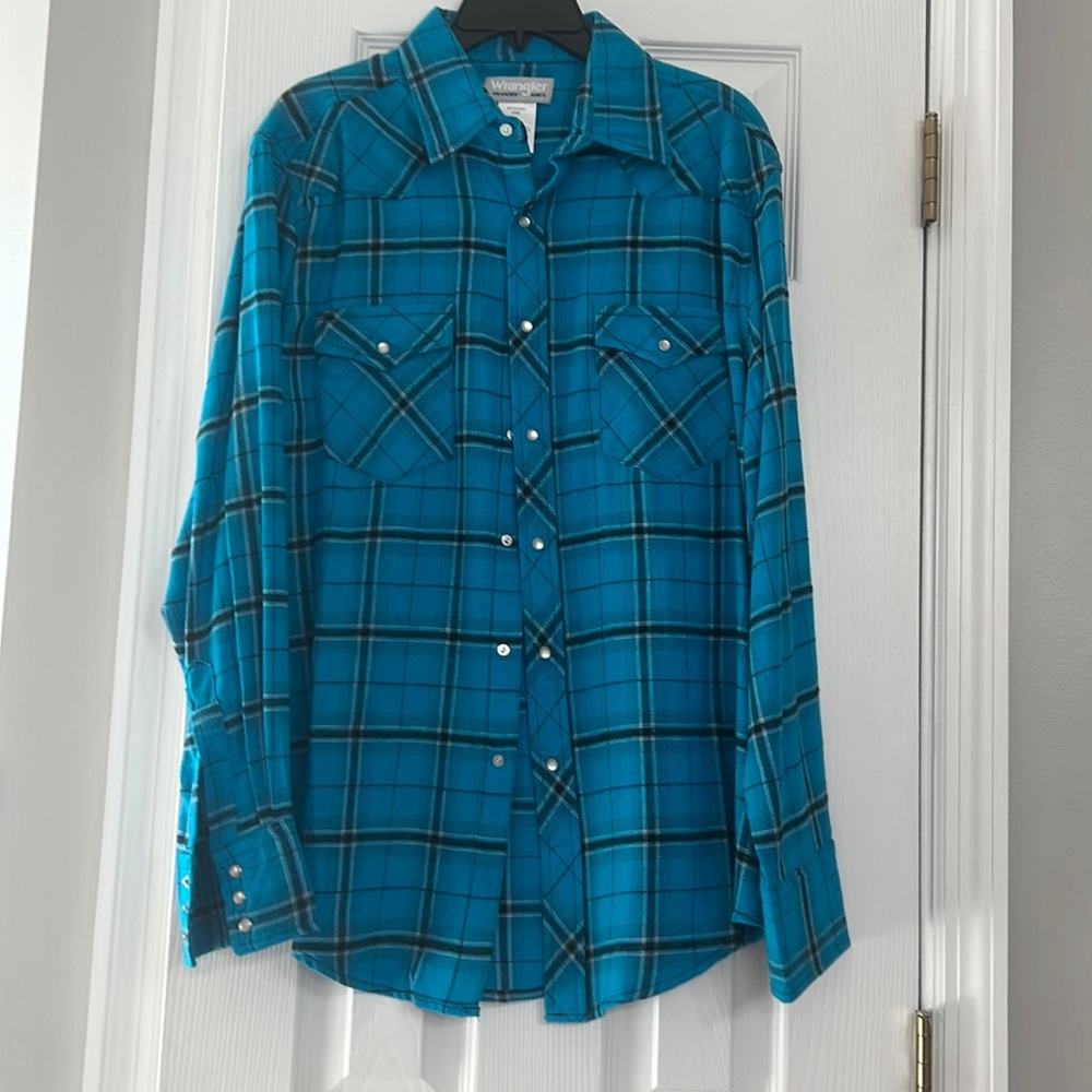 Men’s Wrangler long sleeve dress shirt.